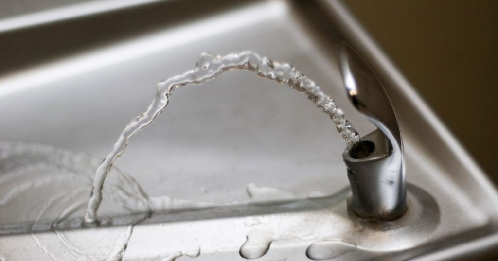 Conserto de Bebedouro em Maringá | Assistência Perto de Mim vazamento de agua no bebedouro